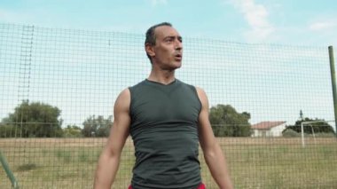 Kollarını açıp nefes almak sporcunun iyileşmesine yardımcı olur. . 