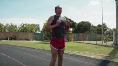 Profesyonel Koşucu Atlayışlara Hazırlanıyor . 