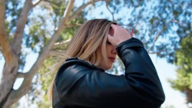 Parkta Saçına Dokunan Kadın . 