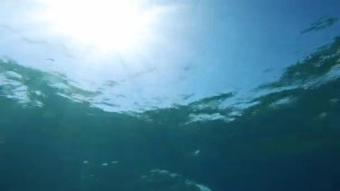 Suyun altındaki ışık huzmesi. 