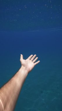 El deniz suyuna dokunur..
