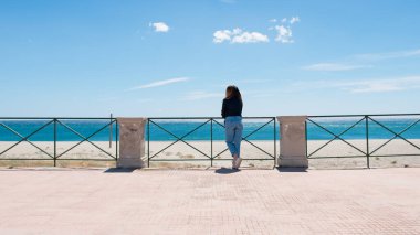 Sahilde bir kadın mola veriyor. .