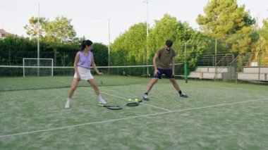 Tenis Oyuncuları İçin Koordineli Esneme .