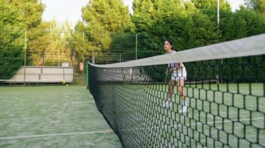 Çevrelenmiş Yeşil Ağ Arkasında Tenis Oyuncusu . 