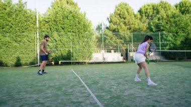 Erkek ve kadın tenis topunun gelmesini bekliyor.. 