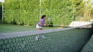 Tenis kortunun arkasına bakıyorum. . 