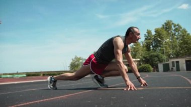 Profesyonel Koşucunun Vücudu Esniyor . 