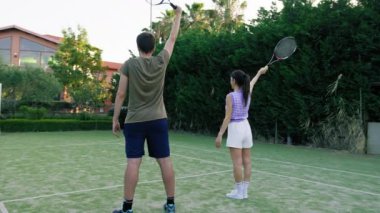 Tenis Oyuncuları Maçtan Önce Birlikte Geriniyor . 