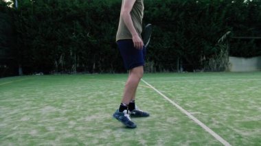 Tenis oyuncusu Bacağını esnetiyor . 