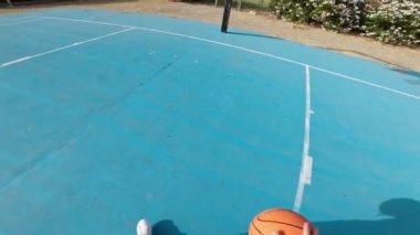 Basketbol oynamaya ilk bakan kişi.