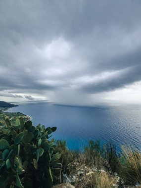Kıyıya yakın okyanusta bulut patlaması