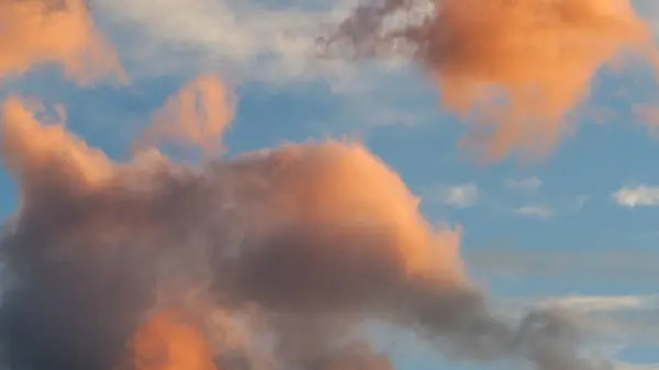 stock image Long Shot of red clouds in the sky