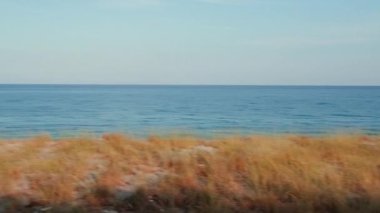 Sahilde deniz manzaralı ışıklar ve gölgeler. 