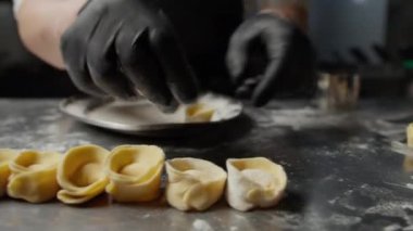 Doldurulmuş Cappelletti için Tabakta un . 