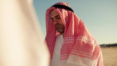 Şeyh çölde iş görüşmesi yapıyor. . 