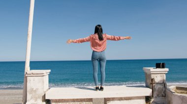 Elleri Havada Özgür Hisseden Kadın. 