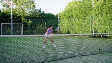 Kadın tenisçi topa vurmayı bekliyor. . 