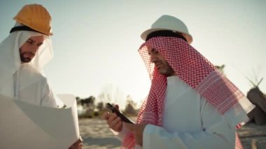 Sonraki Binalarını Planlayan İki Şeyh . 