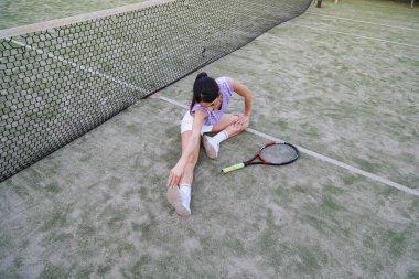 Tenis oyuncusu antrenmanı ve çimen kortunda oynama 