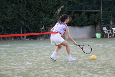Tenis oyuncusu antrenmanı ve çimen kortunda oynama 