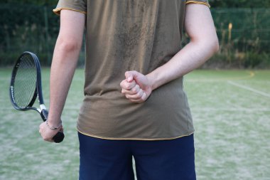 Tenis oyuncusu antrenmanı ve çimen kortunda oynama 