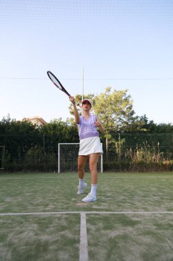 Tenis oyuncusu antrenmanı ve çimen kortunda oynama 