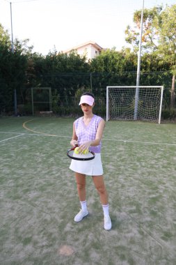 Tenis oyuncusu antrenmanı ve çimen kortunda oynama 