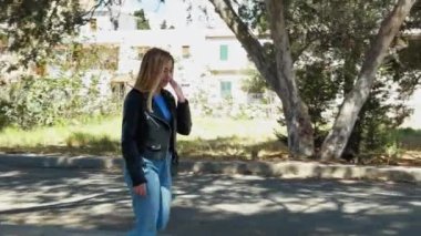 Parkta Kadının Yavaş Yürüyüşü . 