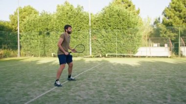 Tenis kortunun ortasında ısınma. .