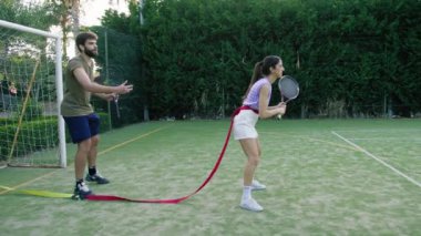 Koç, tenis öğrencisinin reflekslerini çalıştırıyor..