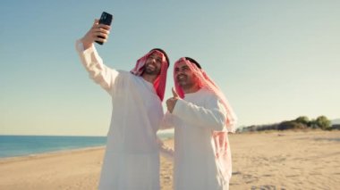 Neşeli Şeyhler Birlikte Fotoğraf Çekiyor.