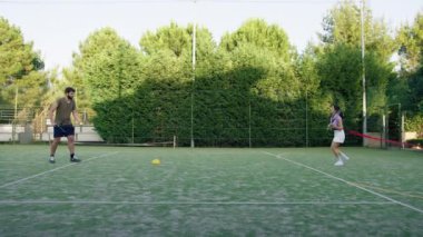 Şiddetli tenis koçu Sıkı Egzersiz Hazırladı .