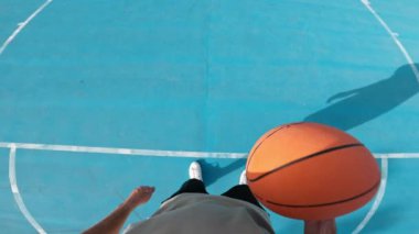 Basketbol oynamaya ilk bakan kişi.