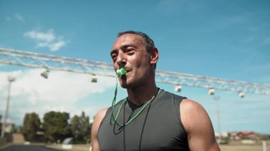 Ağır Koç, eğitime başlamak için ıslık çalıyor. . 