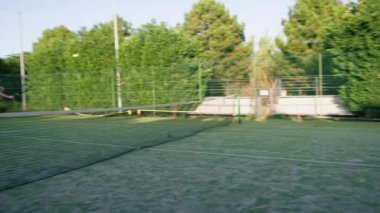 Tenis maçından önce topları ısıt . 