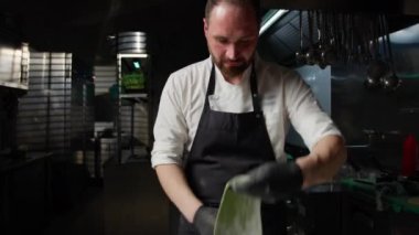 Yeşil Hamuru Hazırlamak İçin Yuvarlanan İğne .