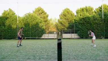 Tenis antrenmanı sırasında internetten geçen top. . 