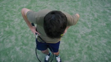 Maçtan sonra toparlanmaya çalışan yorgun oyuncu . 