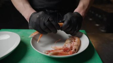 Profesyonel bir mutfakta balık hazırlama hakkında detaylar. 