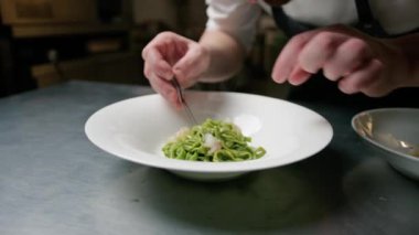 Baharatlı Karides Yeşil Spagetti Tabağı . 