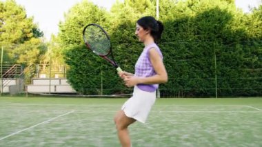 Antrenman için koşmak ve raketle hareket etmek . 