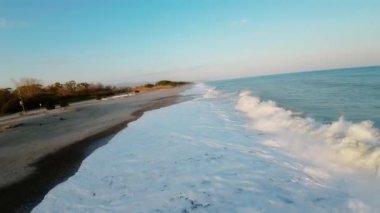 Akdeniz kıyılarına dalgalar çarpıyor . 