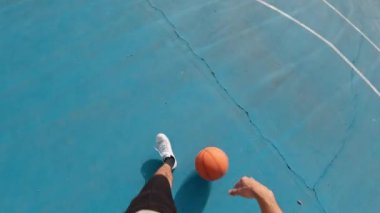 Basketbol oynamaya ilk bakan kişi.