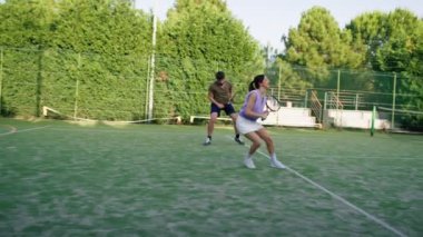 Koç ve öğrenci raketle uğraşıyorlar. .