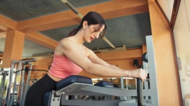 Spor salonunda Formda Kadın Eğitimi.