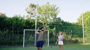 Tenis koçu Hizmet Hareketi 'ni öğretiyor .