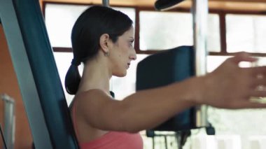Spor salonunda Formda Kadın Eğitimi.
