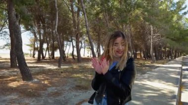 Parkta ellerini çırpan kadın. . 