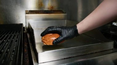 Et ve Ekmek Pişirme Aynı anda Izgarada. 