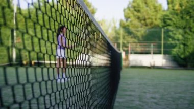 İnternetten İzlenen Tenis Oynayan Kadın . 